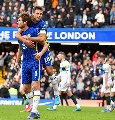 Marcos Alonso (trái) và Cesar Azpilicueta, hai trong những mục tiêu của Barca  ở mùa Hè này đều đã ngoài 30 tuổi