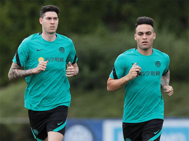 Lautaro (phải) và Bastoni trong một buổi tập của Inter