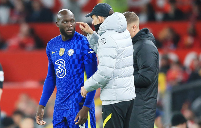 HLV Tuchel hiện đã chán ngấy Lukaku (trái)