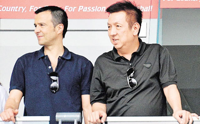 Ông chủ Peter Lim (phải) gọi Jorge Mendes là người bạn lớn