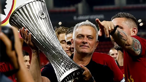 Mourinho vui mừng với cúp C3 cùng Roma