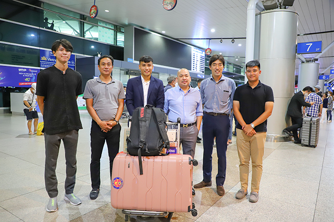 Lãnh đạo, BHL Sài Gòn FC cùng Ngọc Hậu tại sân bay Tân Sơn Nhất