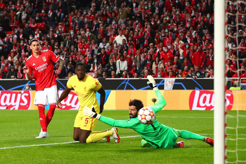 Darwin Nunez (bìa trái) trong pha ghi bàn vào lưới Liverpool tại tứ kết Champions League mùa vừa qua