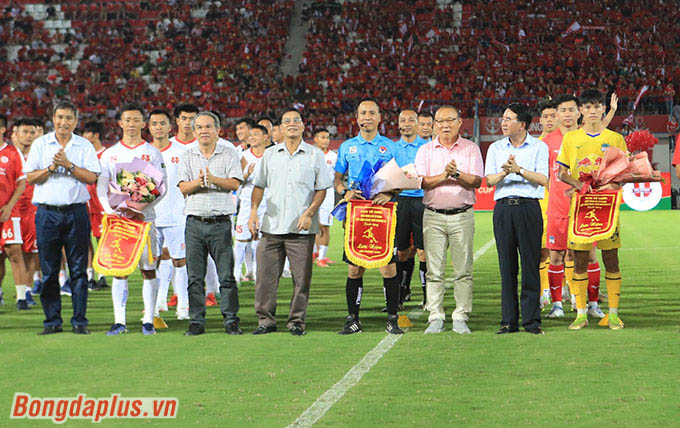 Các đại biểu, khách mời chụp ảnh cùng 4 đội bóng Hải Phòng, Hà Nội FC, Viettel và HAGL