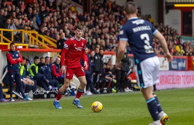 Ramsay (áo đỏ) đang trên đường đến Liverpool