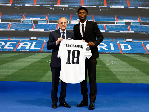 Chủ tịch Florentino Perez của Real Madrid chào đón tân binh Aurelien Tchouameni tại trung tâm Valdebebas