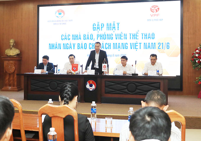 Đại diện lãnh đạo VFF, VPF gặp mặt các phóng viên, nhà báo