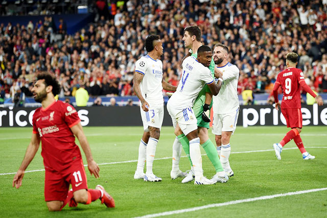 Carvajal (phải) là cầu thủ Tây Ban Nha duy nhất trong đội hình xuất phát của Real Madrid ở chung kết Champions League 2021/22