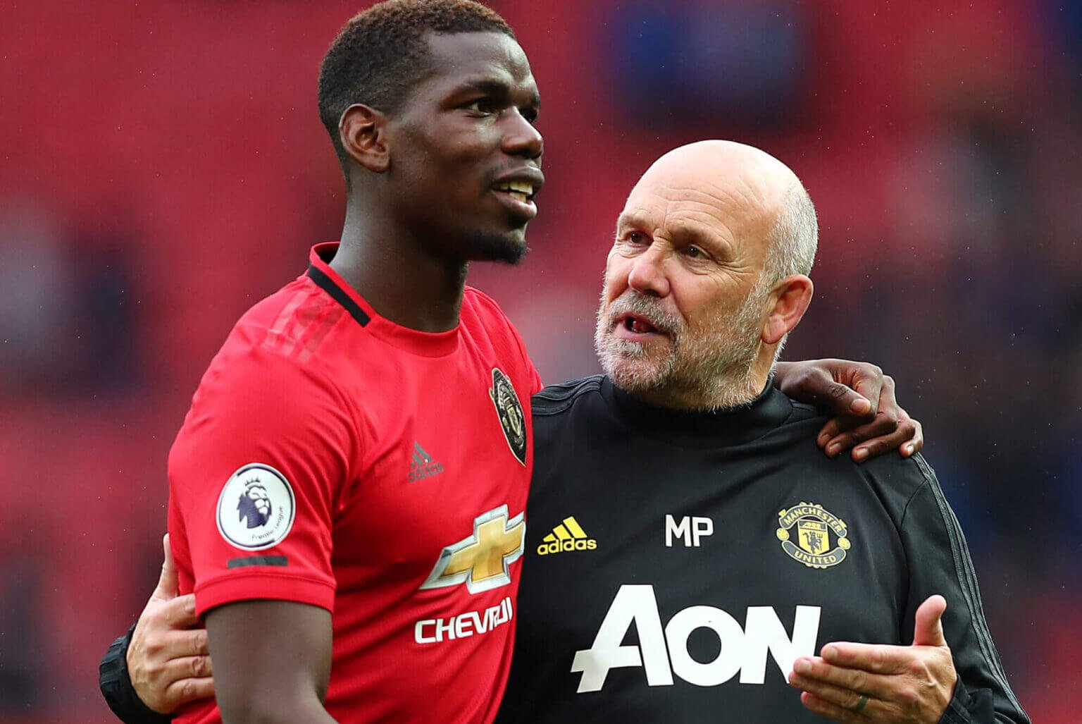 Pogba và Mike Phelan, trợ lý của Solskjaer trước trận đấu với Chelsea năm 2019