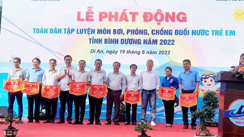 Bình Dương tổ chức Lễ phát động toàn dân tập luyện môn bơi, phòng chống đuối nước năm 2022