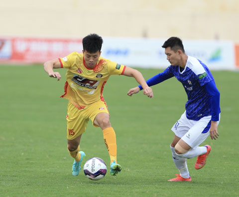 CLB Thanh Hóa (trái) sẽ sử dụng nhiều cầu thủ trẻ khi V.League 2022 trở lại  Ảnh: ĐỨC CƯỜNG