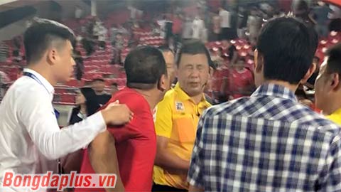 Trưởng BTC V.League 2022 đề xuất xử lý nghiêm CĐV nhổ nước bọt vào trọng tài