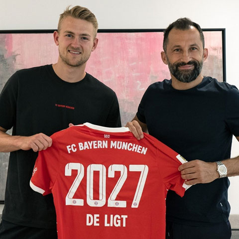 De Ligt (trái) trong ngày ra mắt Bayern