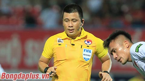 Trọng tài V.League bị nhổ nước bọt: ‘Tôi bức xúc lắm nhưng phải kiềm chế’