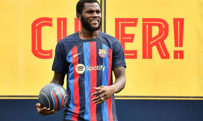 Barca đã ra mắt Kessie nhưng chưa thể đăng ký