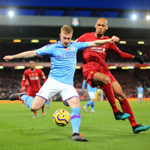 Man City (trái) sẽ mở màn mùa giải mới bằng chiến thắng trước Liverpool