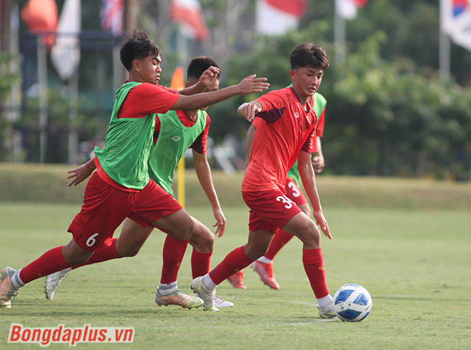 HLV Nguyễn Quốc Tuấn chia sẻ về buổi tập đầu tiên tại Indonesia của U16 Việt Nam: “Điều kiện sân bãi đáp ứng được chuyên môn cho U16 Việt Nam. Ở buổi tập đầu tiên này, chúng tôi muốn các cầu thủ làm quen với thời tiết, điều kiện không khí ở Indonesia cũng như tạo được một tâm lý hứng khởi cho các em sau chuỗi chặng bay dài"