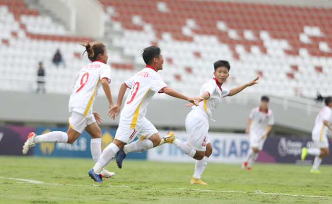 U18 nữ Việt Nam thắng 9-0 trước U18 nữ Singapore