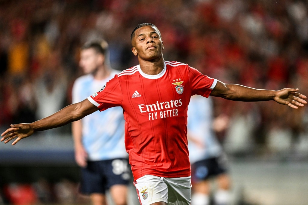 Neres ghi bàn cho Benfica