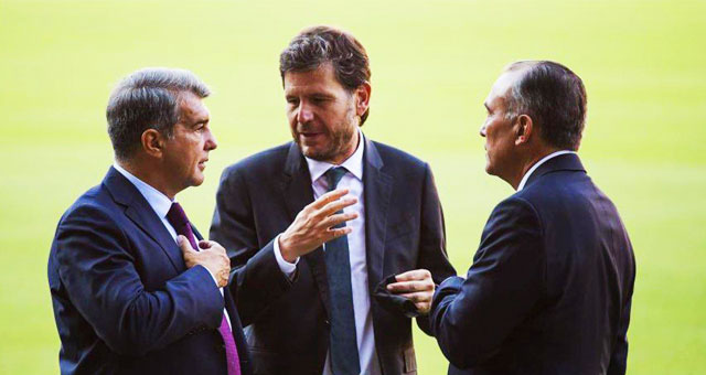 Sếp lớn Joan Laporta ( bìa trái) đang thúc giục các bộ phận chức năng của Barca hoàn thành việc đang ký các tân binh