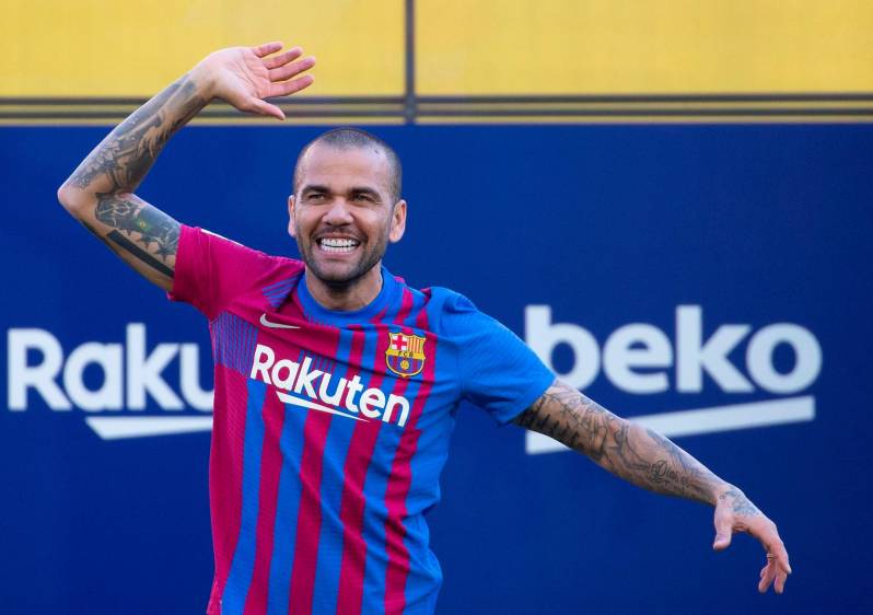 Barca vẫn chưa thể tìm được ai đủ đẳng cấp để thay thế Dani Alves đá hậu vệ phải