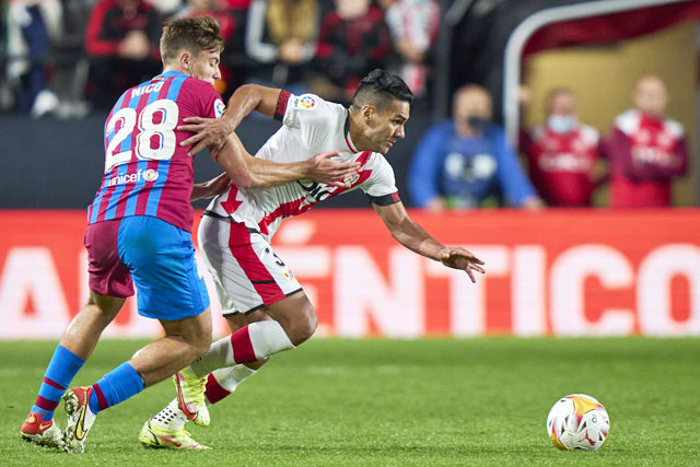 Chơi sân nhà, Barca (trái) đã gây thất vọng lớn khi để Rayo Vallecano cầm hòa không bàn thắng