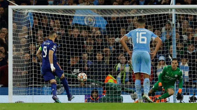 Benzema hạ Ederson bằng cú đá theo kiểu panenka