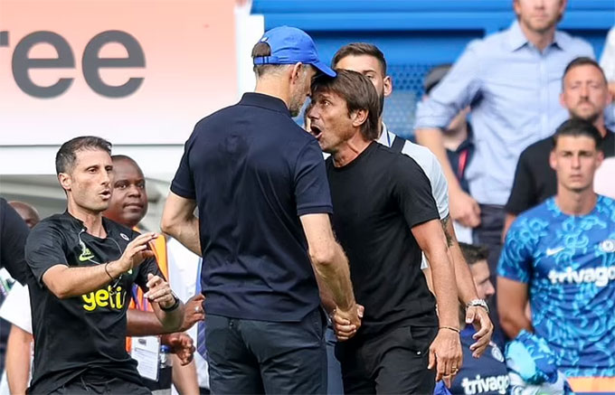 HLV Conte và Tuchel cùng phải nhận thẻ đỏ