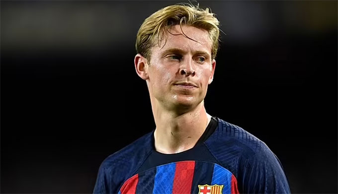 De Jong đang bị Barca nợ lương