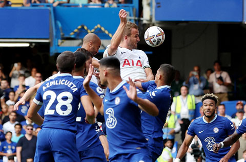 Kane bật cao đánh đầu tung lưới Chelsea ở phút 90+6