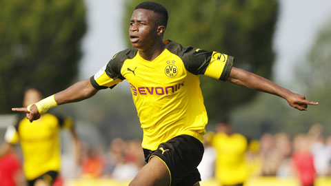 Dortmund muốn giữ Moukoko