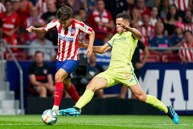 Những hảo thủ như Joao Felix (áo sọc) đủ sức khoan thủng mành lưới Getafe