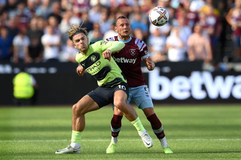 Grealish (áo sáng) tiếp tục được đá chính ở mùa giải này