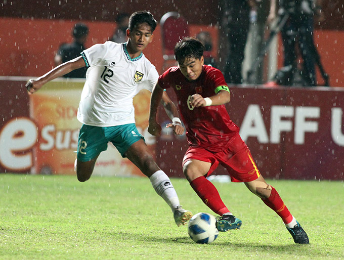 U16 Indonesia (trắng) thắng U16 Việt Nam ở chung kết - Ảnh: Thiên Minh