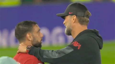 Klopp nói gì khi 'bóp cổ' Bruno Fernandes?