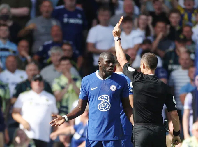 Koulibaly nhận thẻ đỏ khiến Chelsea hết cơ hội ghi bàn