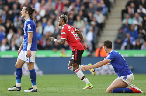 Rashford (giữa) từng ghi 6 bàn vào lưới Leicester tại Premier League