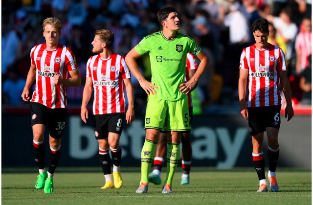 Harry Maguire và Man United vừa diễn thêm một màn tấu hài cấp độ cực cao khi để thua Brentford 0-4