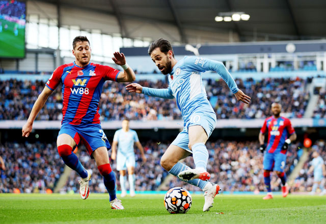 Crystal Palace (trái) khó thua đậm Man City dù phải đá ở sân khách