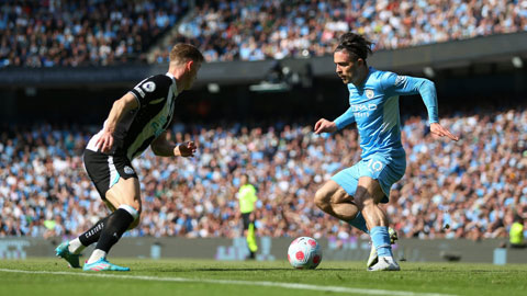 Grealish (phải), cầu thủ có giá 100 triệu bảng, là một trong nhiều ngôi sao lớn mà Man City đang sở hữu