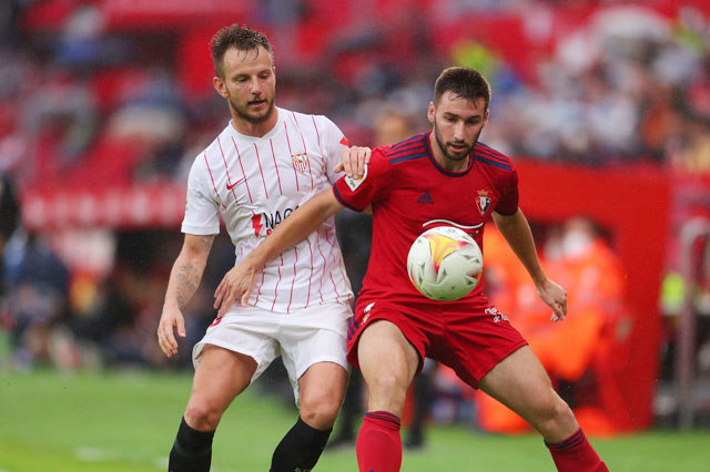 Sân nhà El Sadar là điểm tựa để Osasuna (trước) có điểm trước đối thủ mạnh Sevilla trong trận ra quân