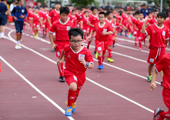 Các cầu  thủ  nhí  rất  hứng  khởi  tham  gia  ngày  hội. Ảnh : Anh  KHoa