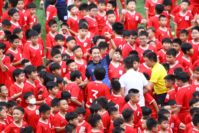 Nghiêm  Xuân  Tú  bó  chân  trước  một  rừng  cầu  thủ  nhí  và  trọng  tài  Võ  Minh  Trí  cũng  thúc  thủ. Ảnh: Anh  Khoa