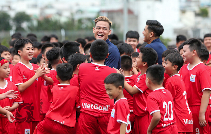 Hồ  Tấn  Tài  và  Hà  Đức  Chinh cười  khoái trá khi lần đầu dự một trận đấu như thế này. Ảnh: Anh  Khoa