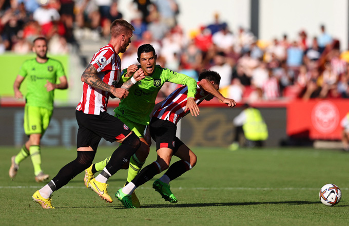 Ronaldo nỗ lực nhưng bị các cầu thủ Brentford kèm quá chặt