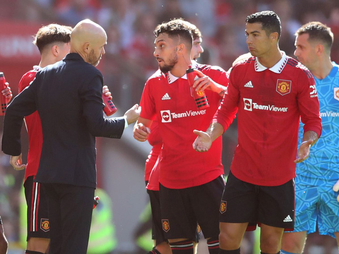 Ten Hag phải đẩy Ronaldo khỏi MU