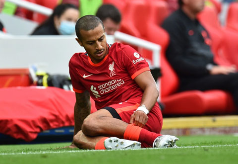 Thiago Alcantara bị đau khá nặng trong trận hòa Fulham