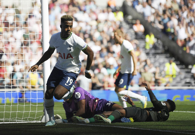 Sessegnon (số 19) ghi bàn gỡ hòa 1-1 mở ra chiến thắng đậm đà cho Tottenham trước Southampton