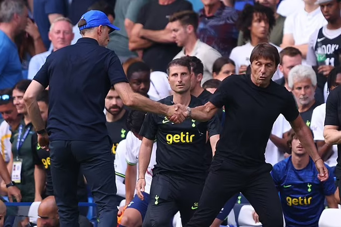 Tuchel có hành vi kéo giật Conte lại