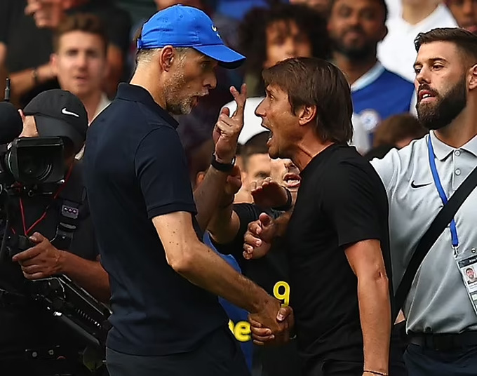 Tuchel tức giận vì Conte không nhìn vào mắt mình khi bắt tay